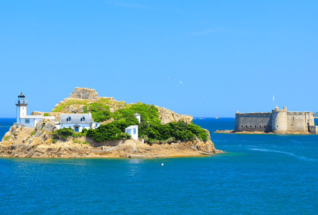 Château du taureau sur la baie de morlaix lors de votre week end à Carantec