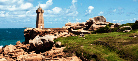 Phare de Ploumanac'h lors de votre week end en Bretagne à Perros Guirec