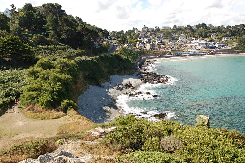 Perros-Guirec : Station balnéaire : plage, chemin le long de la mer... 